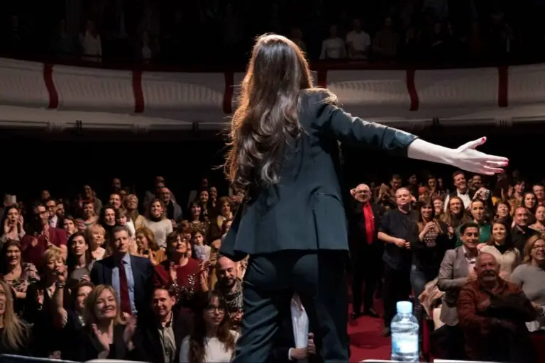 Monica galan dando una conferencia